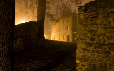 Widok na mury obronne nocą 