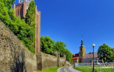 Widok na mury staromiejskie obronne dzierżoniowa, w tle kościół pw. Maryi Matki Kościoła