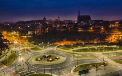 Dzierżoniów nocą, widok z drona na rondo Silesiany, w drugim planie staromiejskie centrum Dzierżoniowa