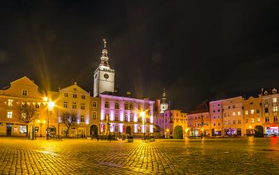 Dzierżoniowski rynek nocą, widok na ratusz podświetlony iluminacją