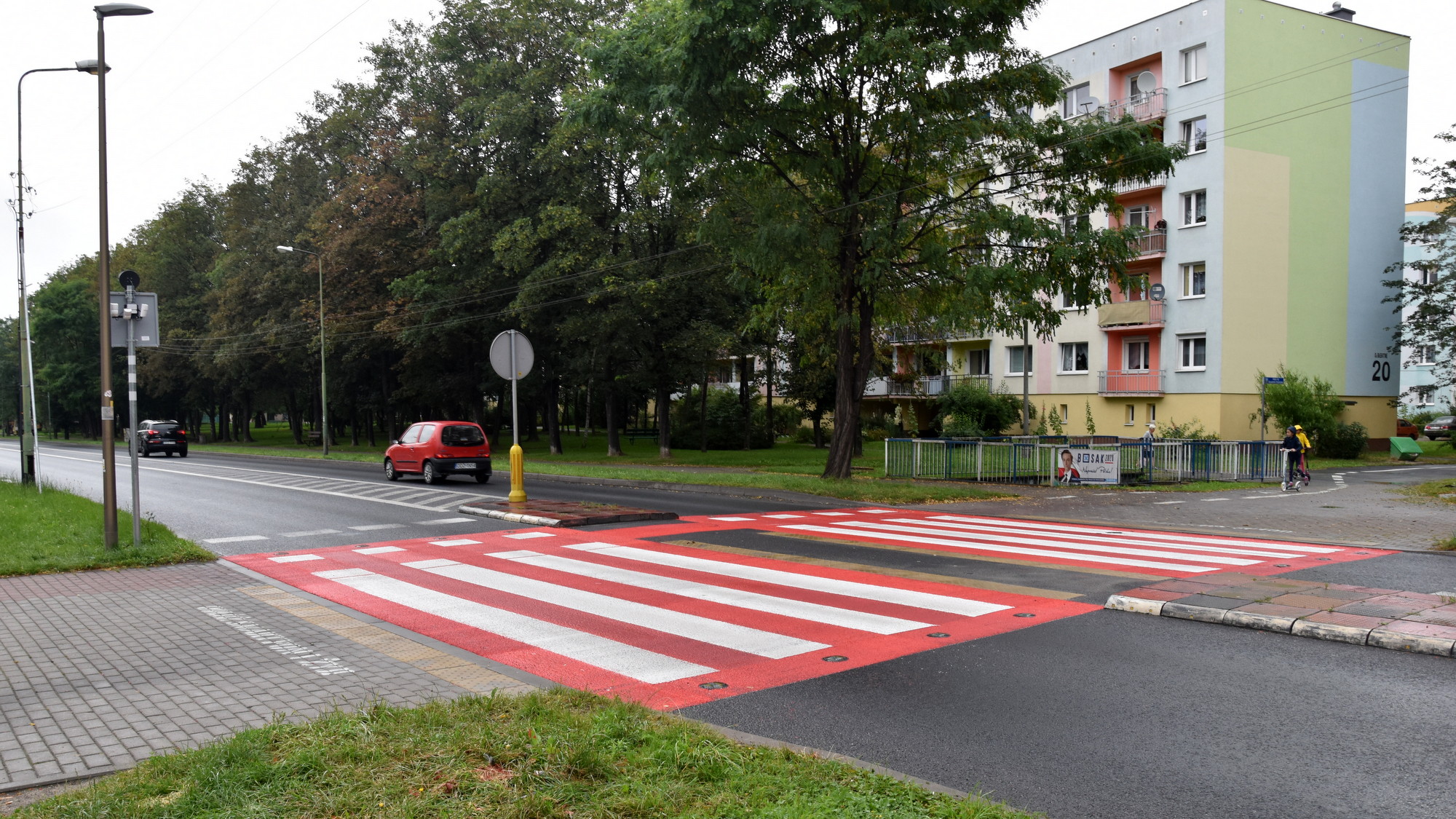 Aktywne przejście dla pieszych na ul. Piastwoskiej, przejście pokryte czerwoną nawierzchnią