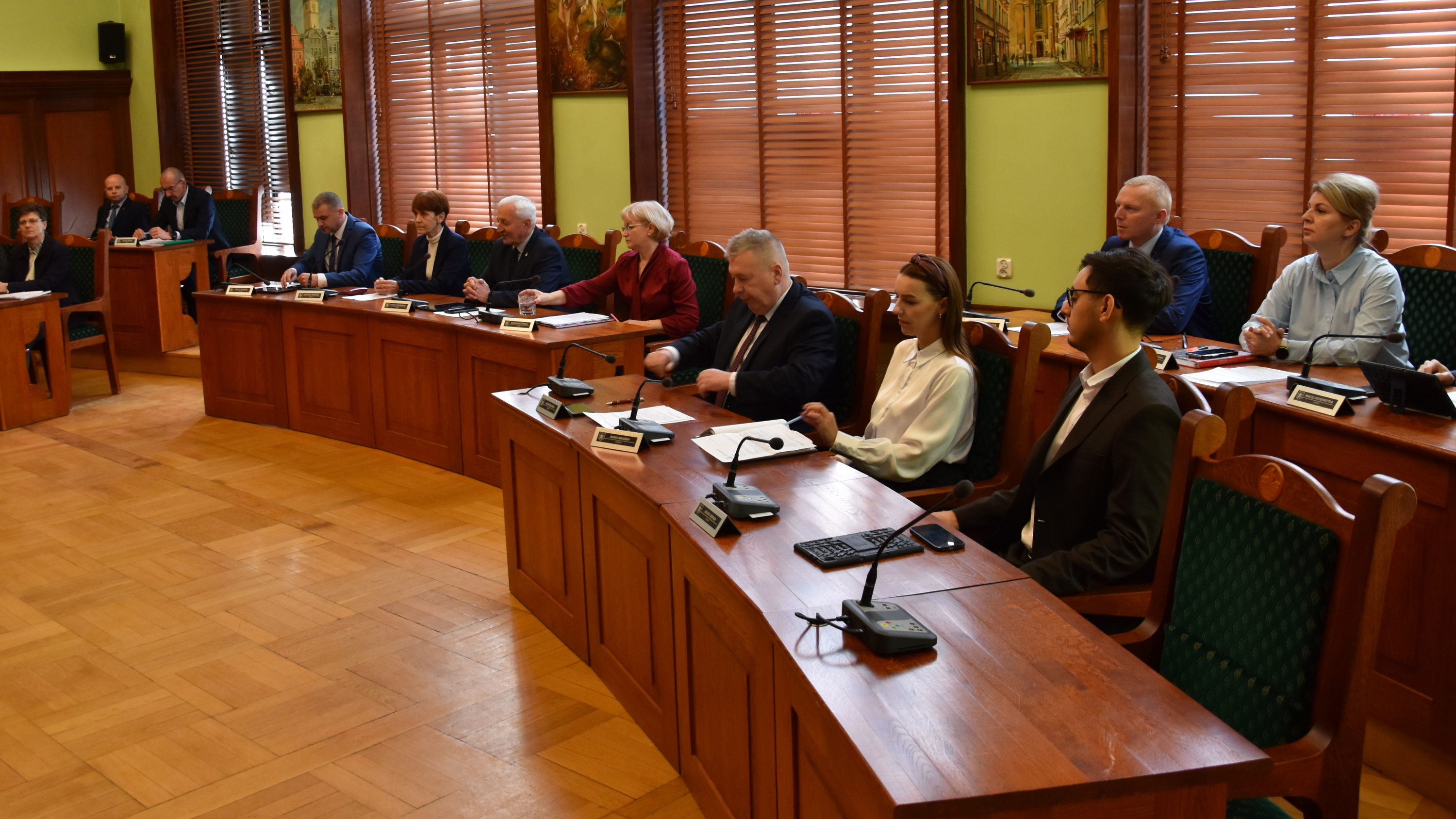 Radni siedzący przy stołach w Sali Rycerskiej podczas sesji