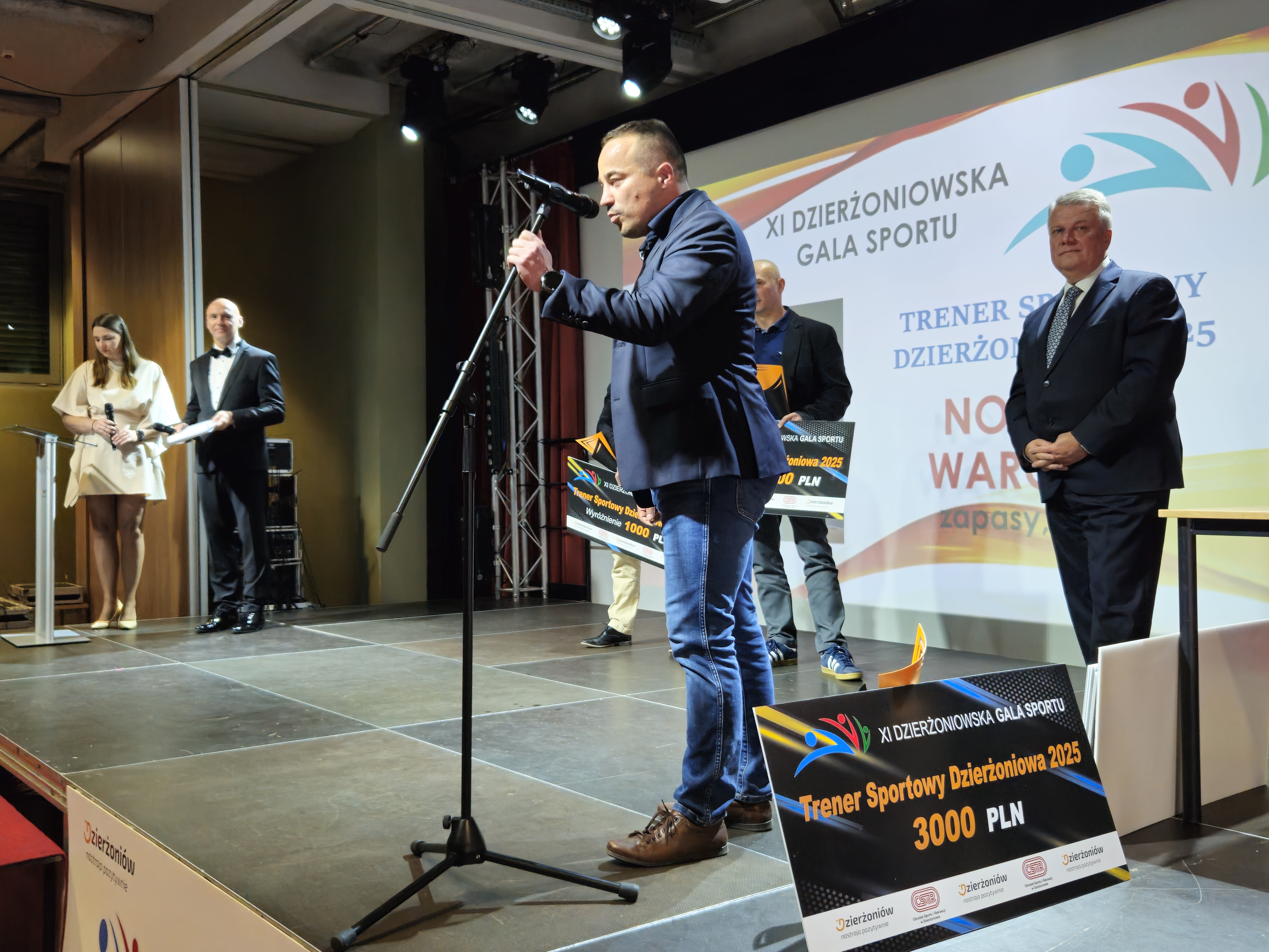 Norbert Warchoł przemawiający ze sceny