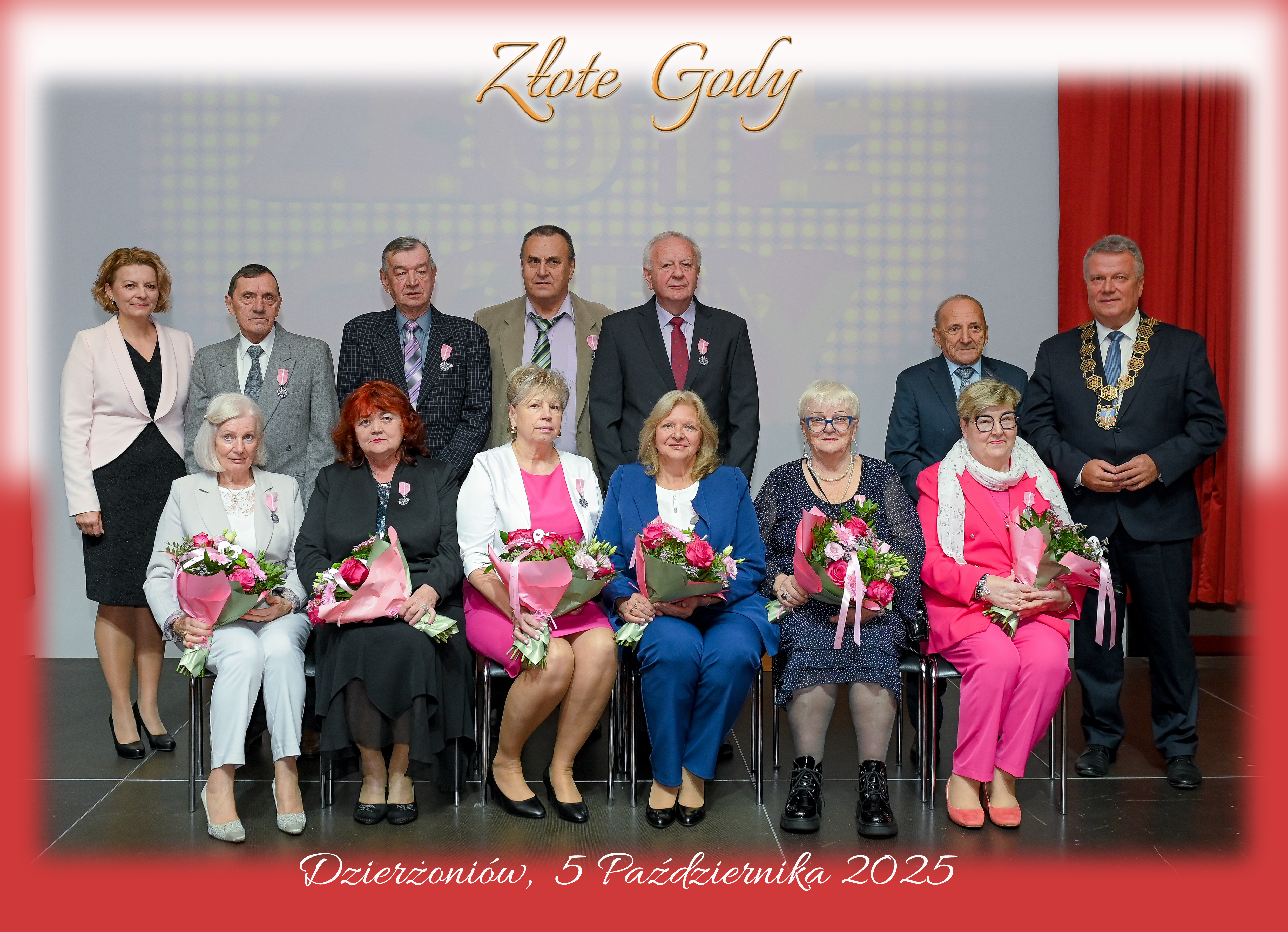 kila par seniorów, którzy obchodzą złote gody na scenie, obok burmistrz Dzierzoniowa Dariusz Kucharski i kierownik USC Monika Rehm