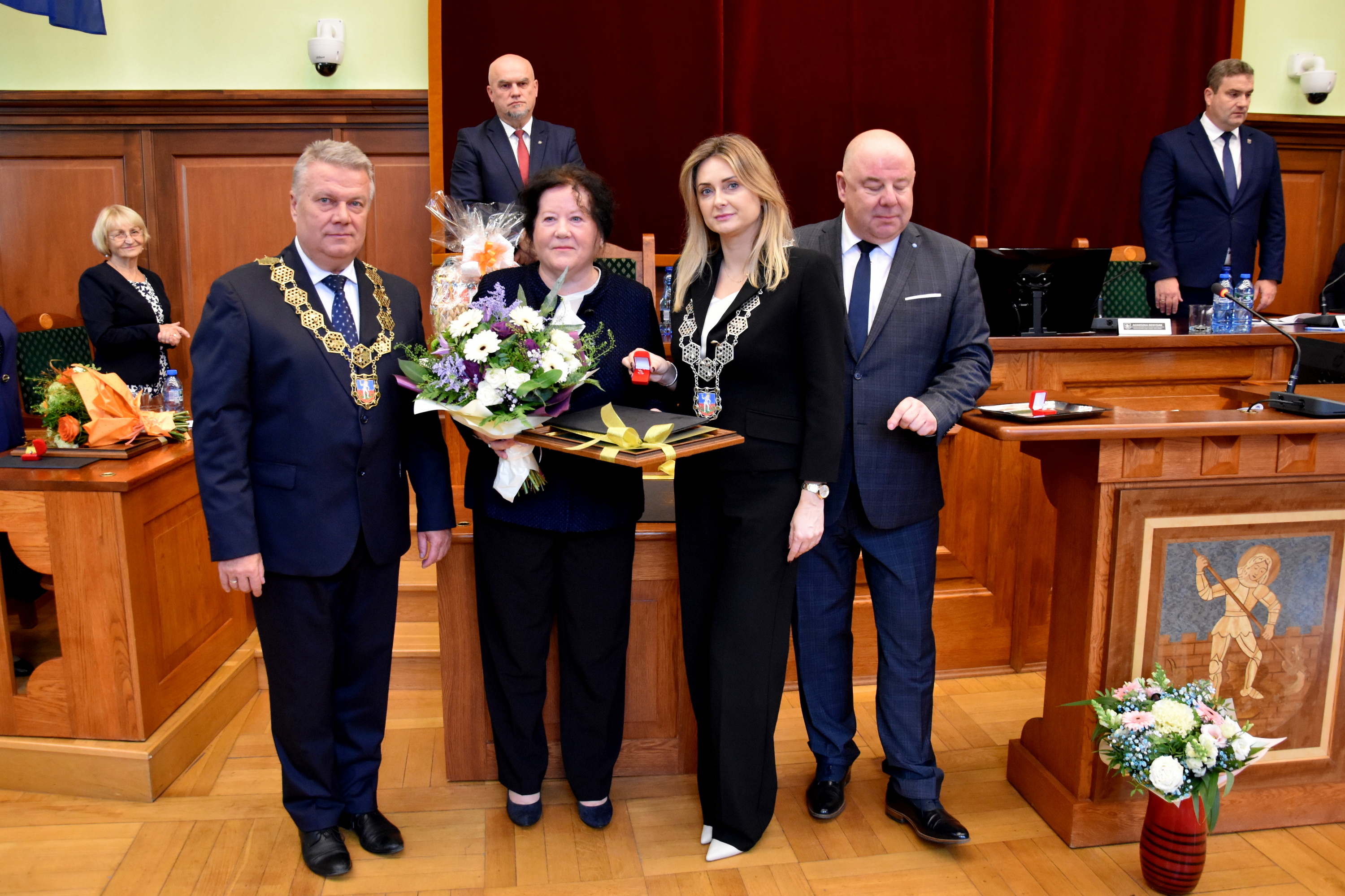 Janina Weretka Piechowiak przyjmuje gratulacje od burmistrza i przewodniczących rady miejskiej