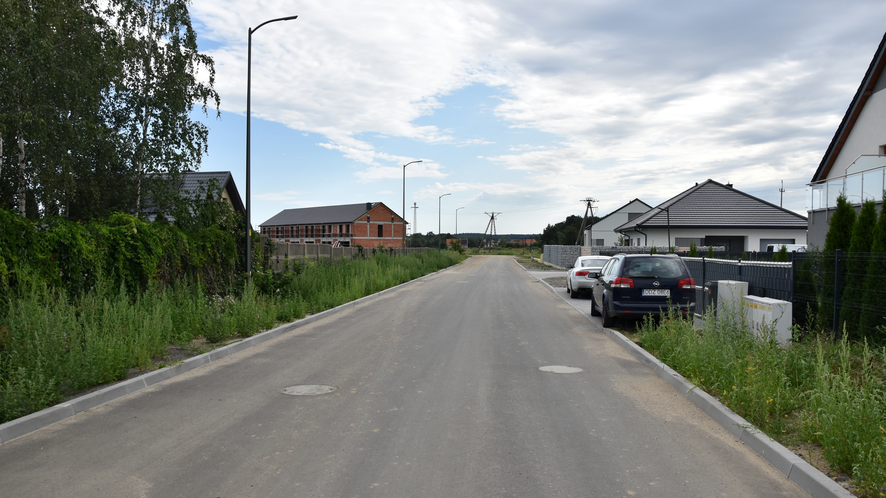 Droga asfaltowa na osiedlu domków jednorodzinnych