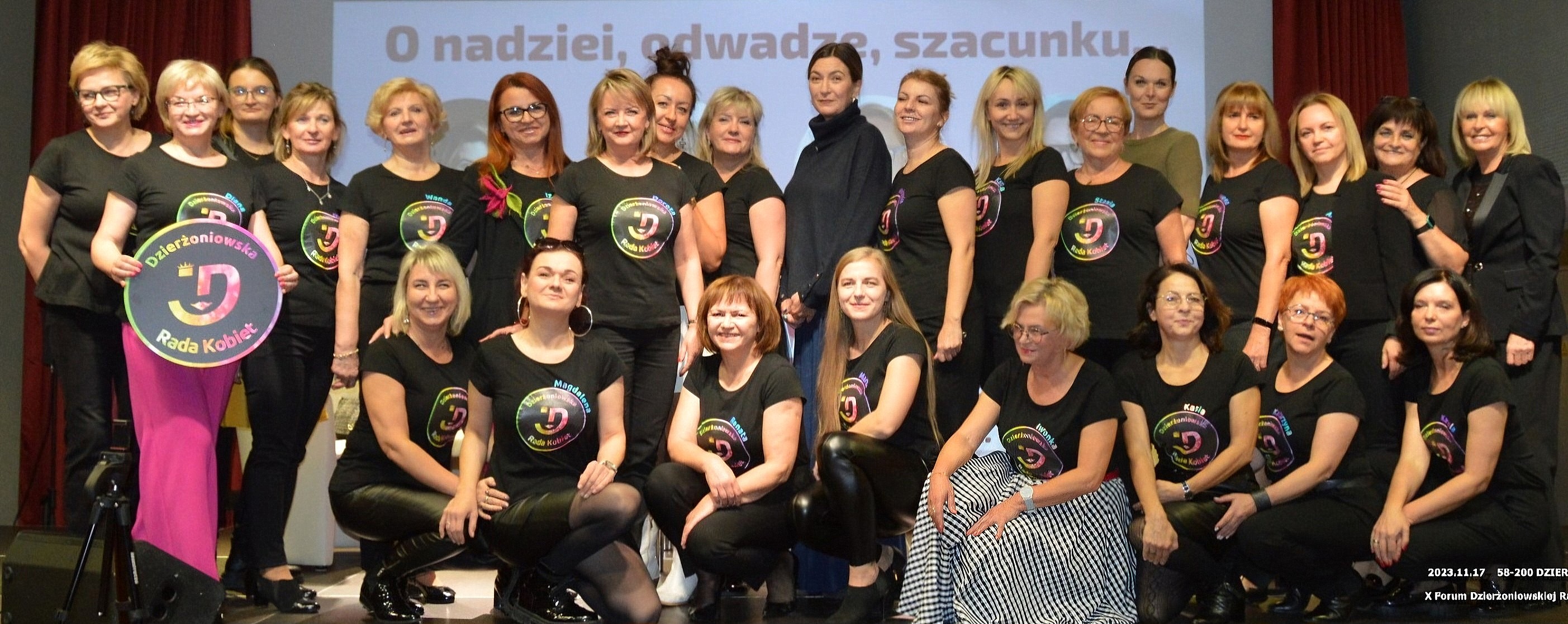 Rada Kobiet na scenie, wszystkie panie ubrane w jednkowe koszulki