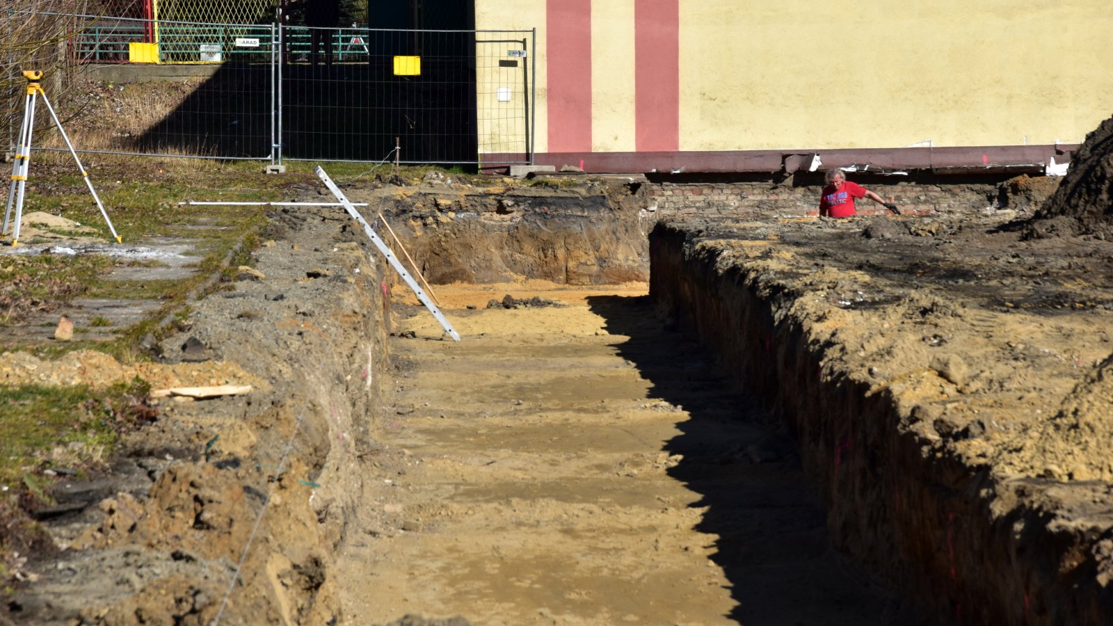 Budowa hali, szeroki wykop pod fundamenty