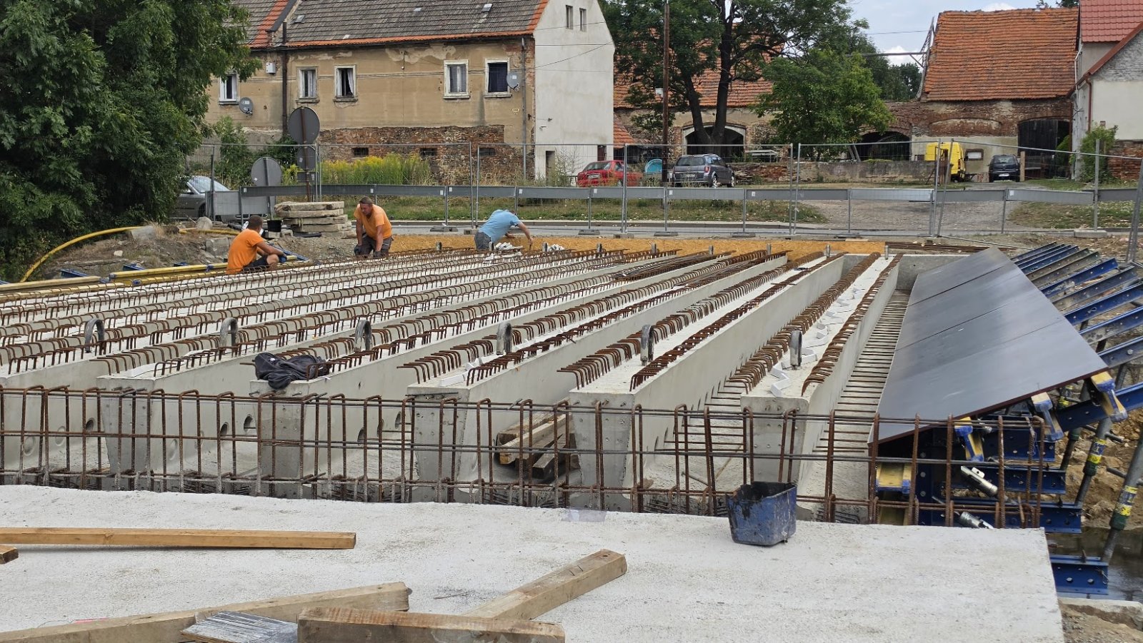 Most w budowie, pracownicy montujący betonowe i metalowe elementy