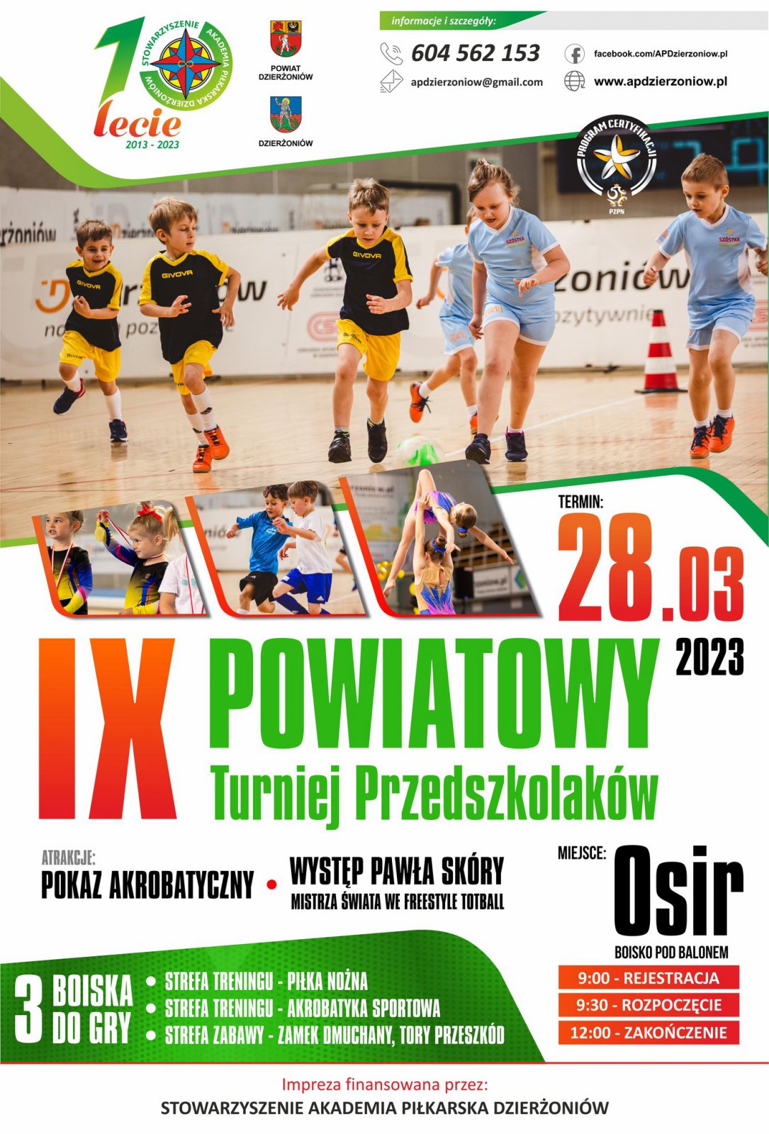 Plakat z datą i terminem zawodów oraz zdjęciem przedszkolaków grająych w piłkę 