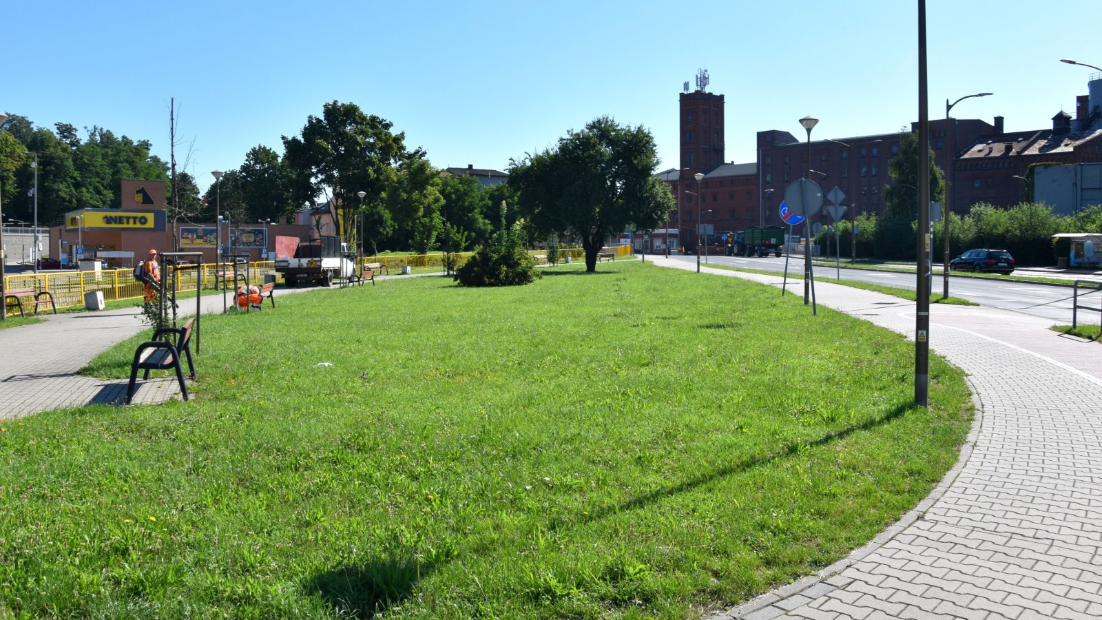 Teren zielony pomiędzy dwoma chodnikami