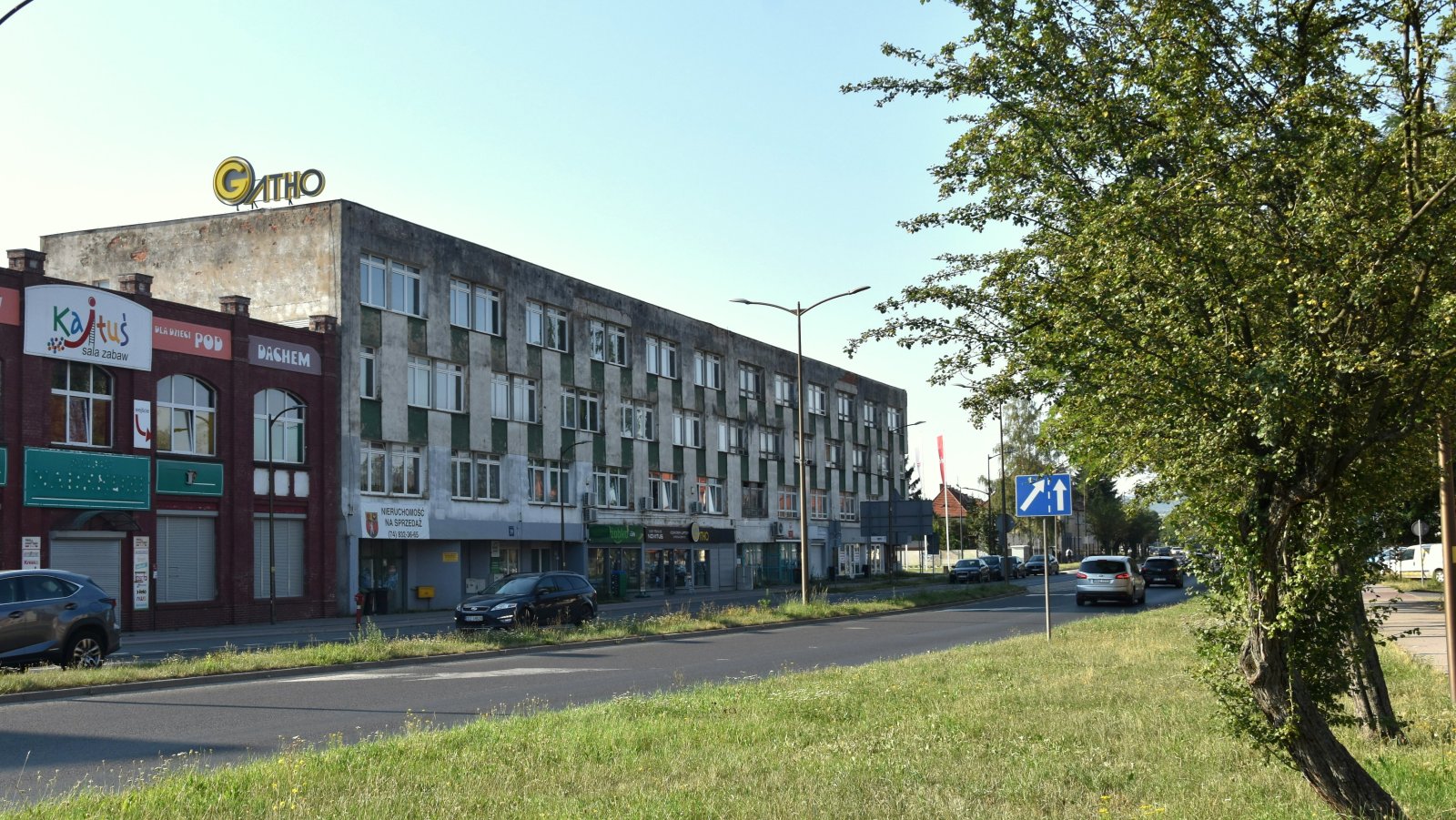 Trzypiętorwy blok położony przy drogdze