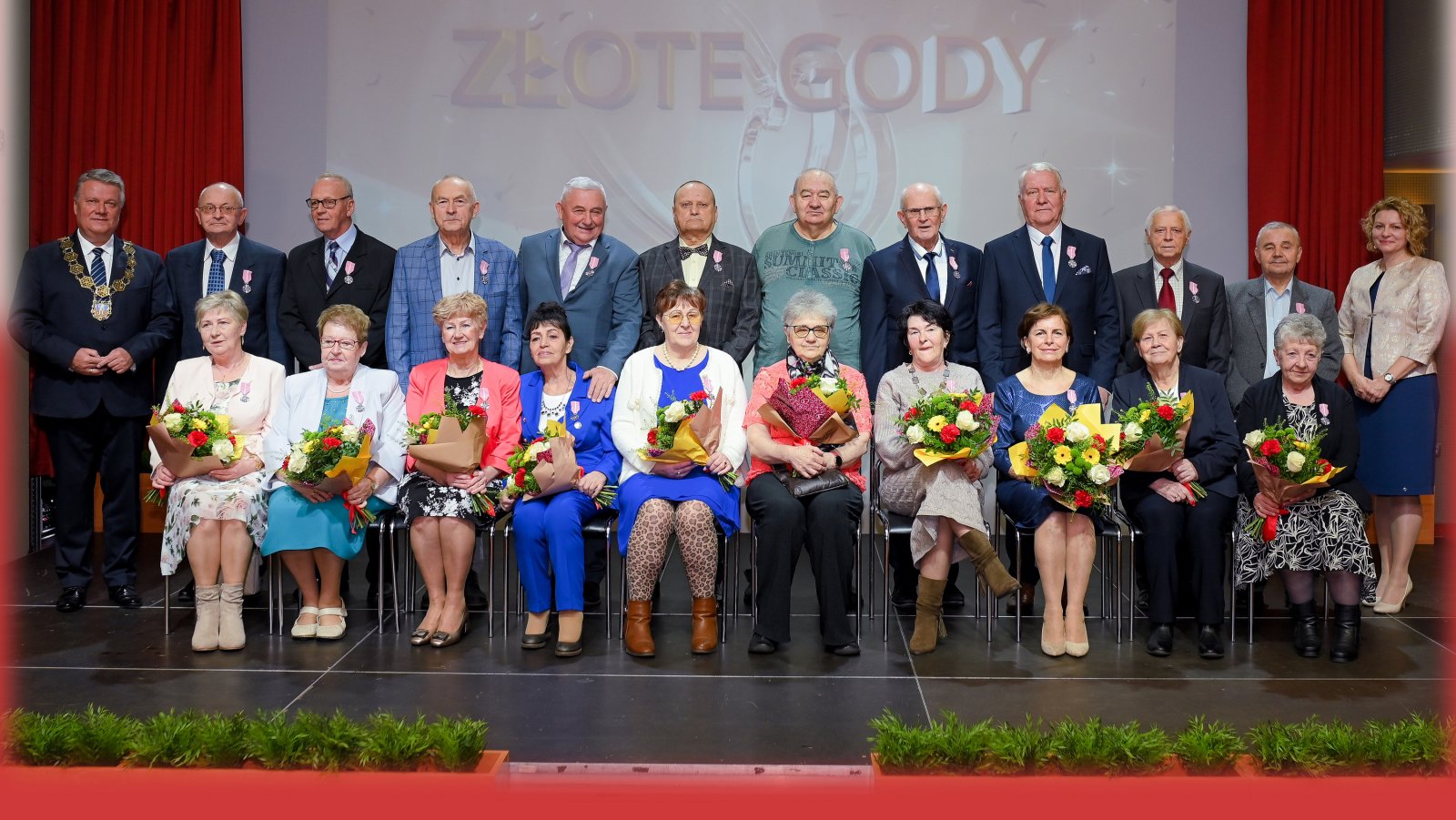 Grupowe zdjęcie jubilatów z burmistrzem o kierowniczką USC