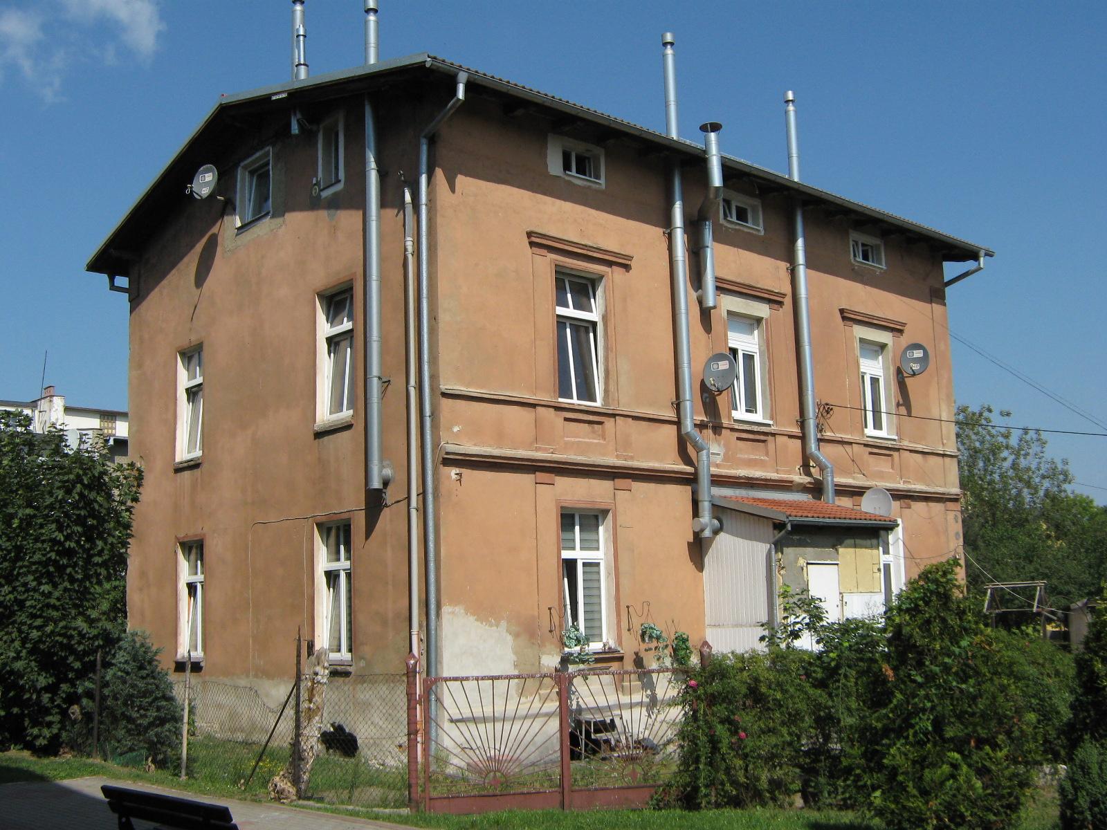 Dwupiętrowa kamienica z brązową elewacją