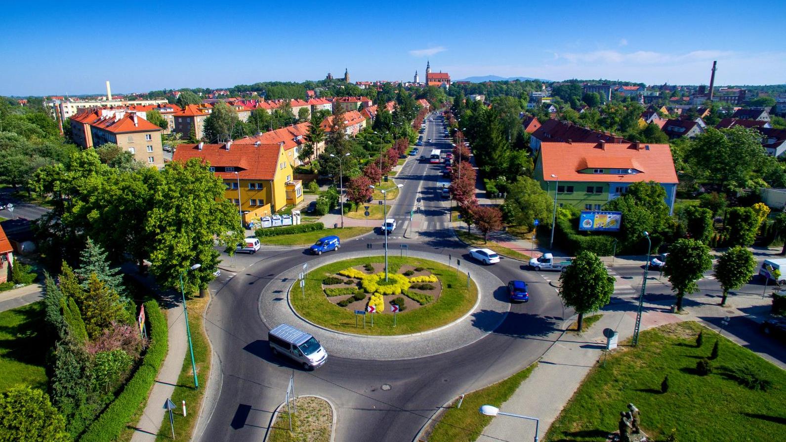 Dzierżoniów z góry, na pierwszym planie rondo i ulica w głebi starmiejskie centrum