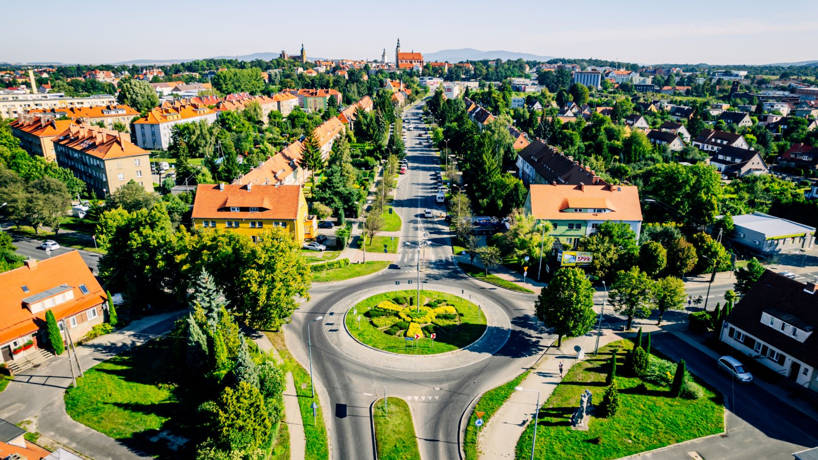 Rondo i droga w mieście z lotu ptaka, na horyzoncie góry