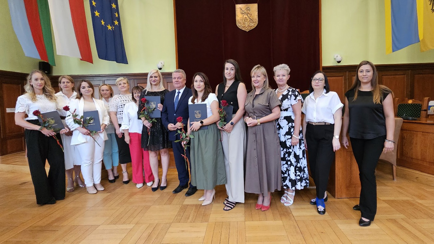 Wspólne zdjęcie nauczycielek i dyrektorów szkół z burmistrzem