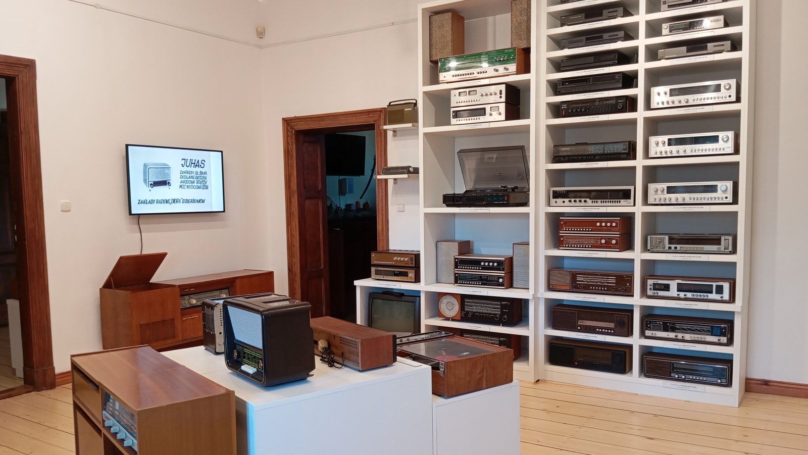 stare, zabytkowe radia postawiane na półkach