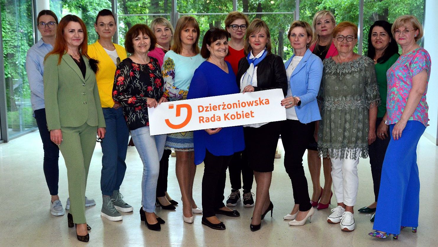 Członkinie rady kobiet na wspólnym zdjęciu, w tle park