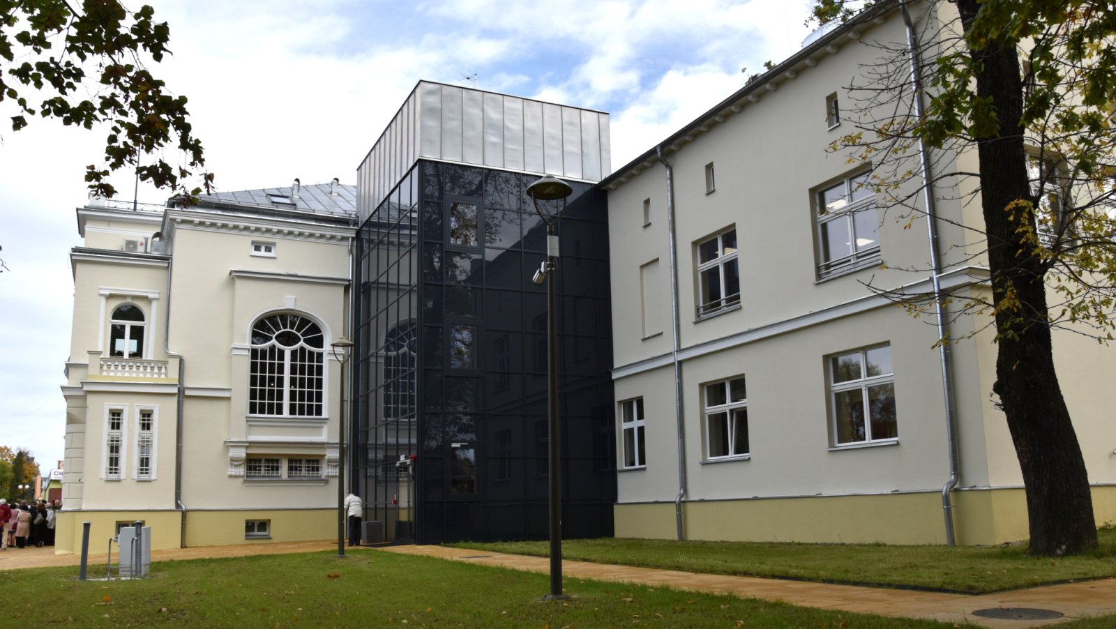 Odowiona duża kaminica z dobudówką z czarnego szkła