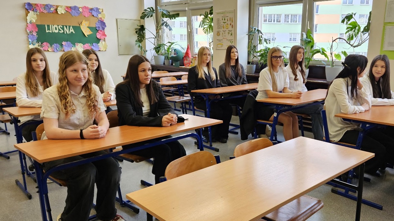 Uczennice siedzące w ławkach podczas lekcji