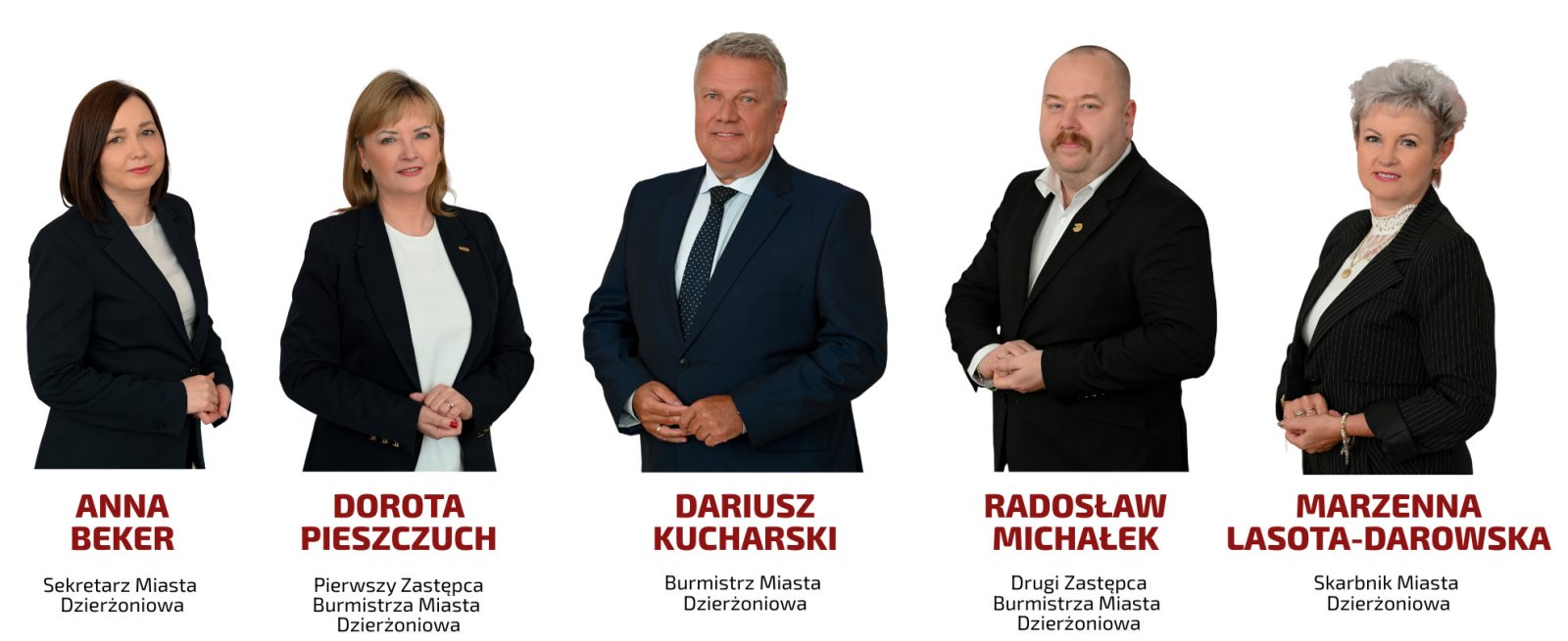 Sekretarz, dwoje zastępców z burmistrzem i skarbnikiem, białe tło wszyscy w ciemnych marynarkach