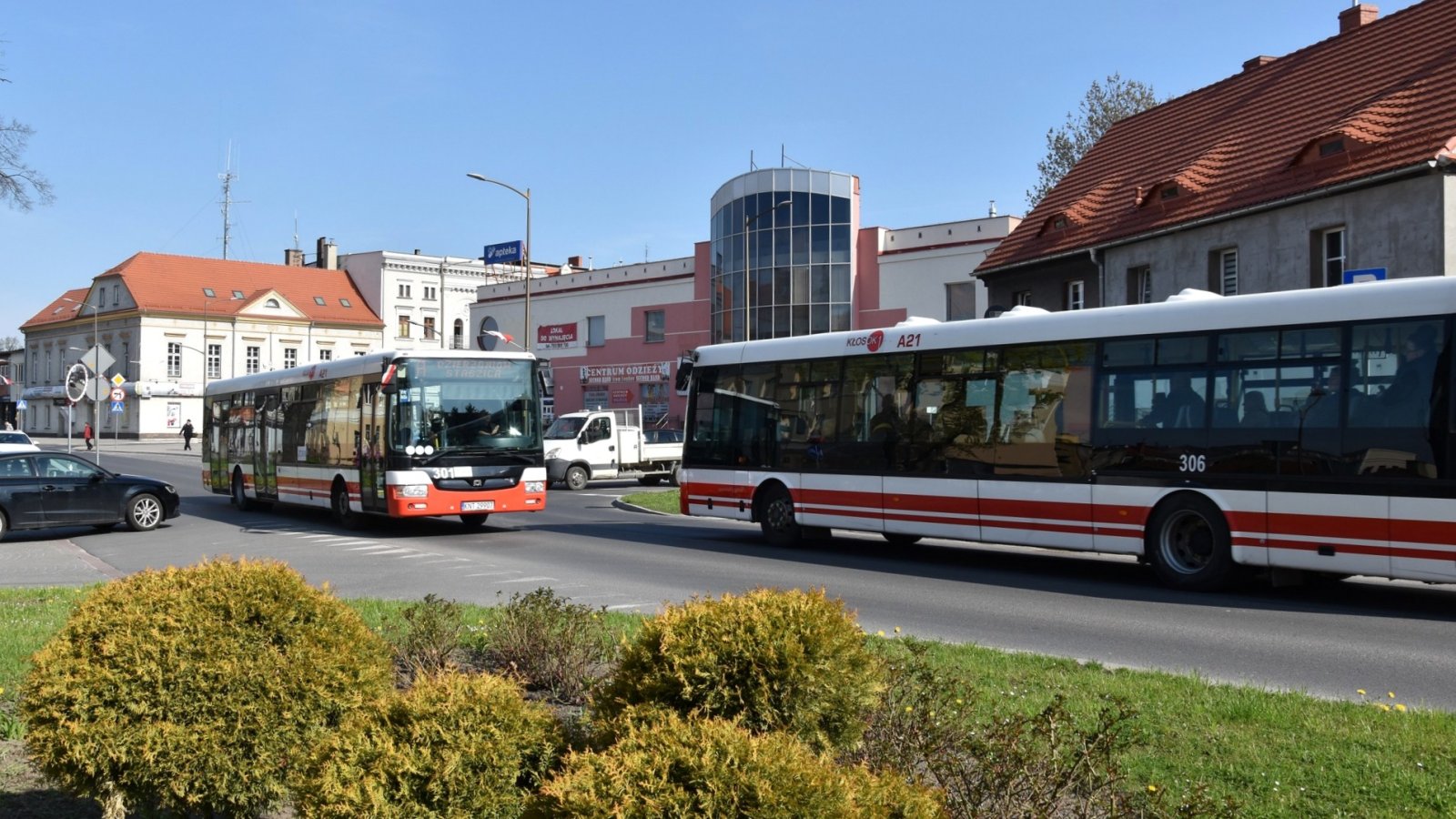 Dwa autobusy komunikacji miejsckiej mijające się na drodze