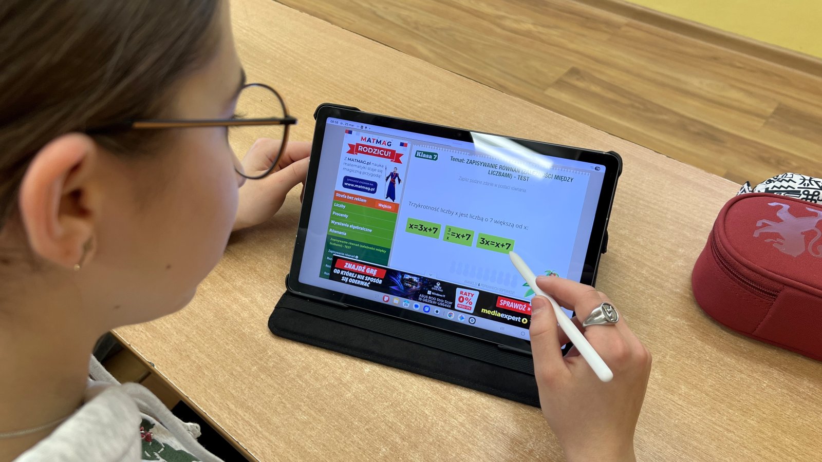Uczennica wykonująca test z matematyki na tablecie