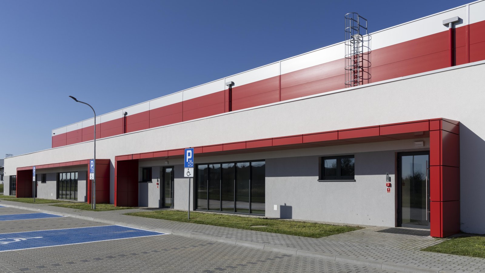 Wejścia do nowej hali przemysłowej