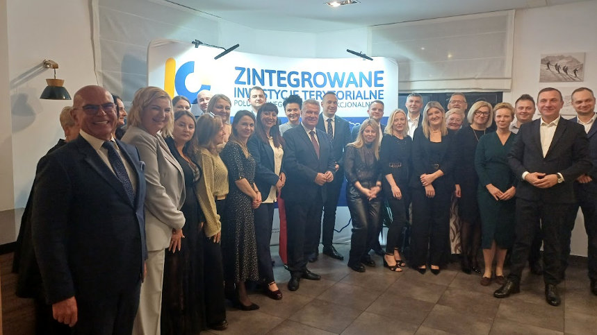 Grupowe zdjęcie członków komitetu sterującego ZIT