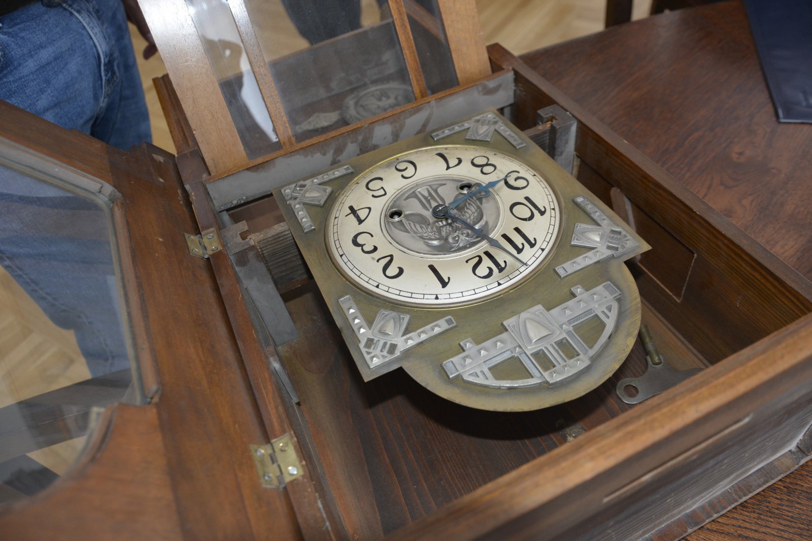 Zabytkowy zegar przekazany do dzierżoniowskiego muzeum przez Heimatbund Kreis Reichenbach 