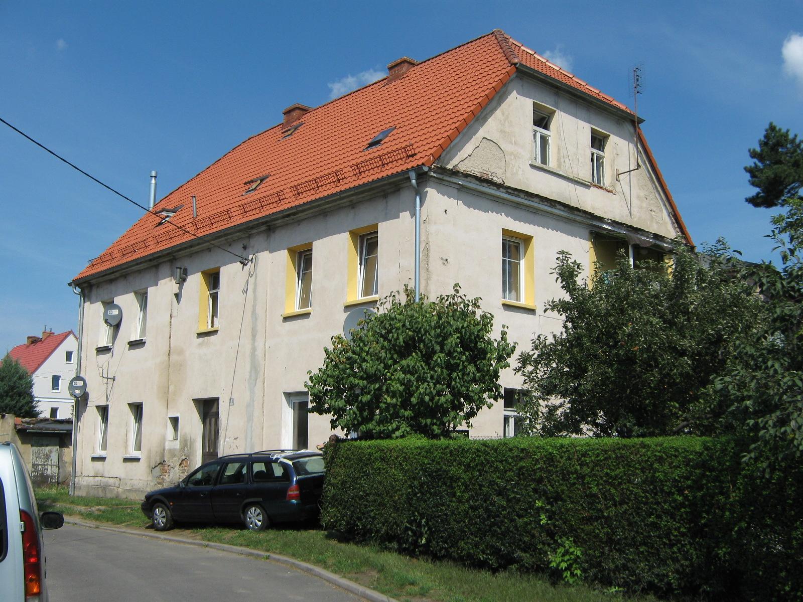Dwupiętrowa kamienica