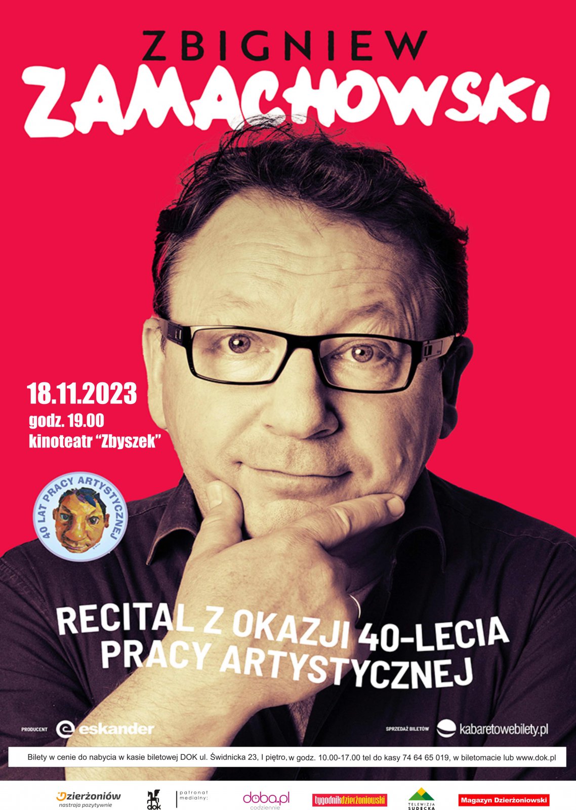 Plakat wydarzenia ze zdjęciem twarzy mężczyzny i informacje podane w tekście, czerwone tło