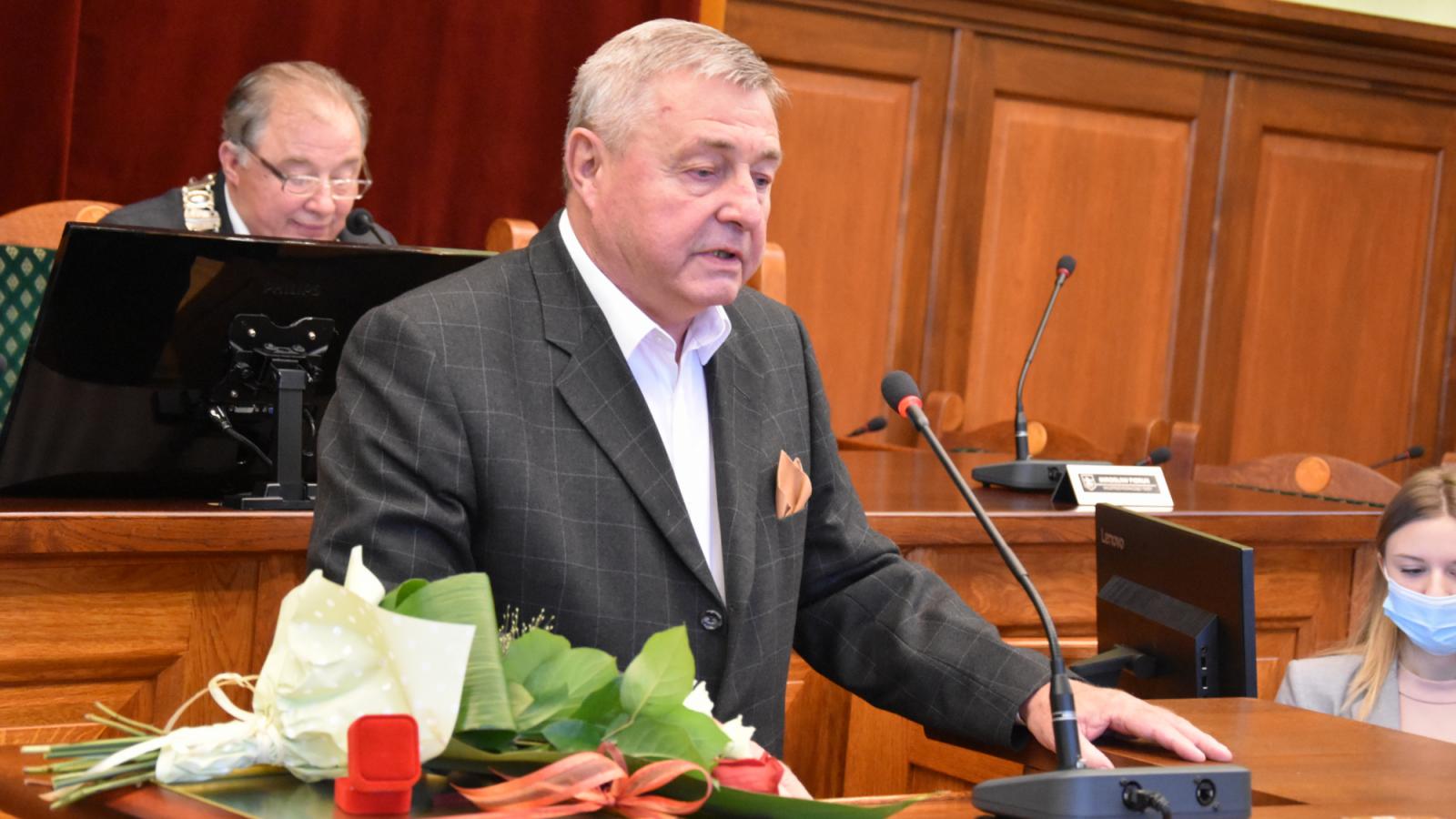 Janusz Moskalski przy mównicy w Sali Rycerskiej dzierżoniowskiego ratusza