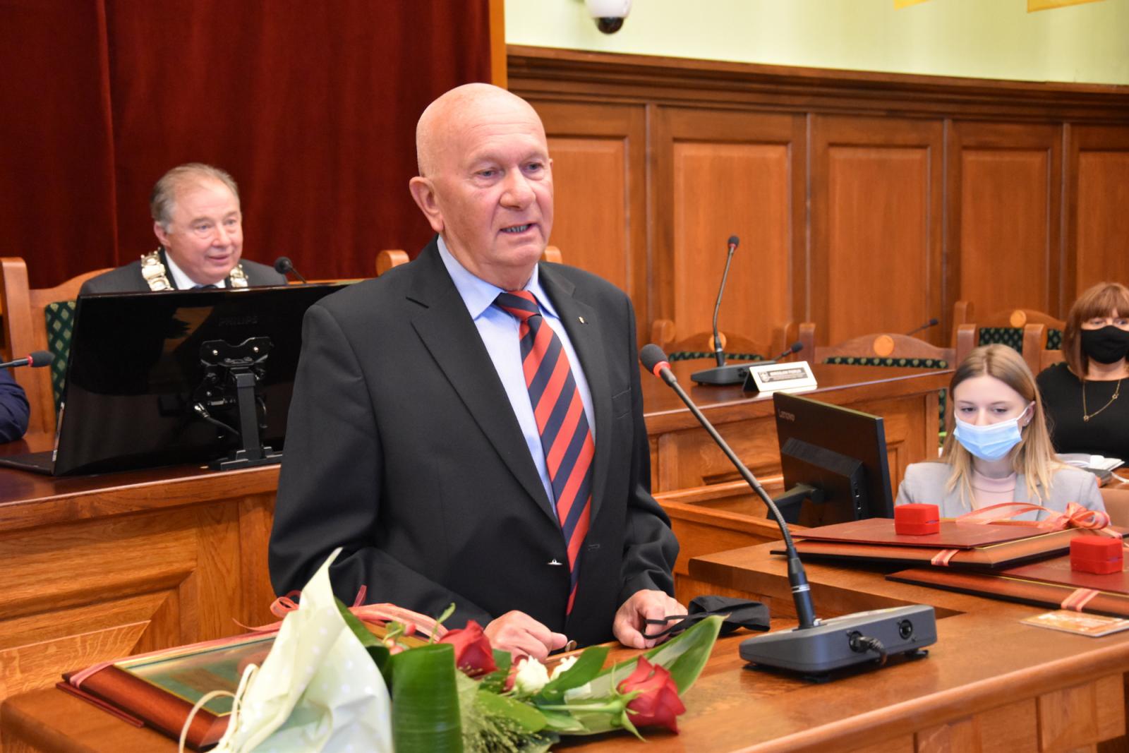 Wiesław Pisarski przy mównicy, w drugim planie Przewodczniczący Rady Miejskiej Andrzej Darakiewiecz