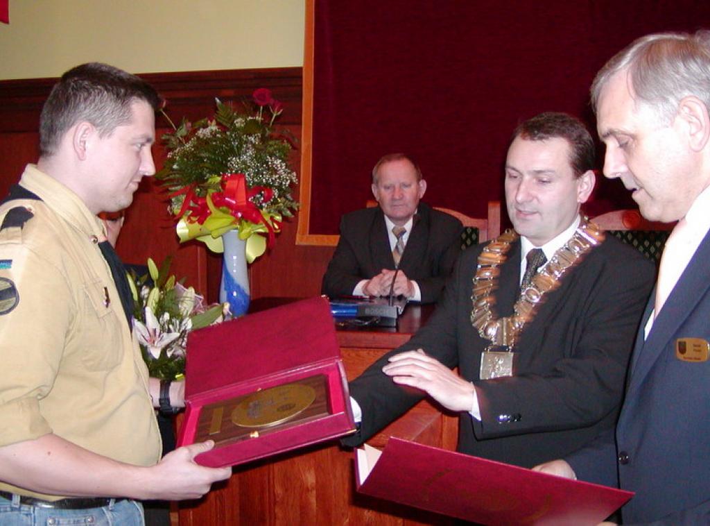 Wręczenie medalu za zasługi Hufcowi ZHP Ziemi Dzierżoniowskiej