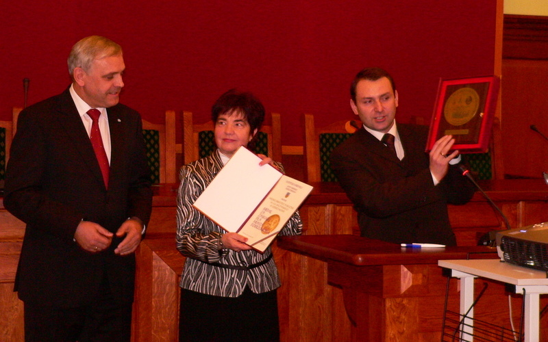Wręczenie medalu za zasługi Miejskiej Bibliotece Publicznej w Dzierżoniowie