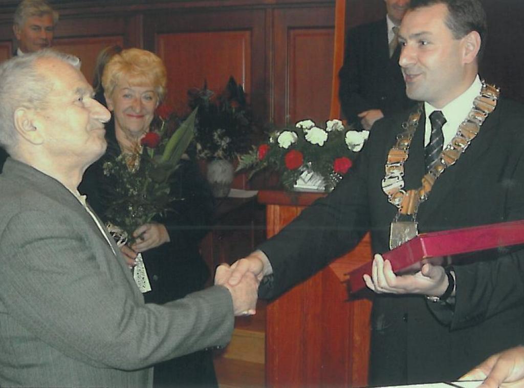 Wręczenie medalu za zasługi Henrykowi Ściepuro