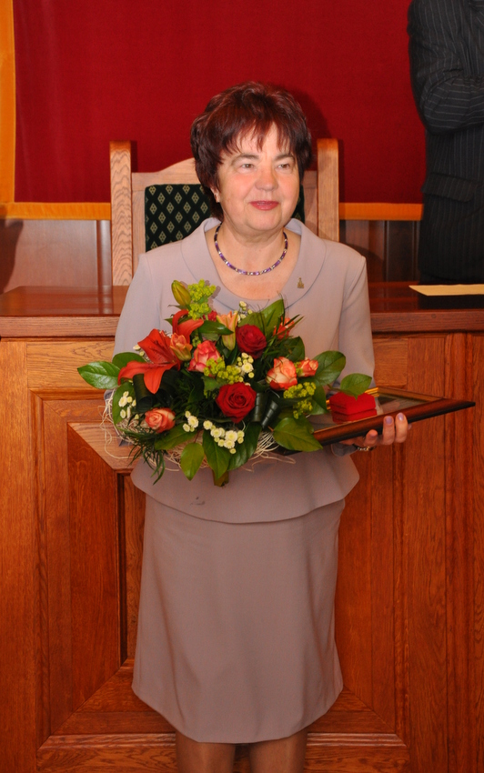 Maria Zarzycka-Chołody z medalem za Zasługi dla Dzierżoniowa