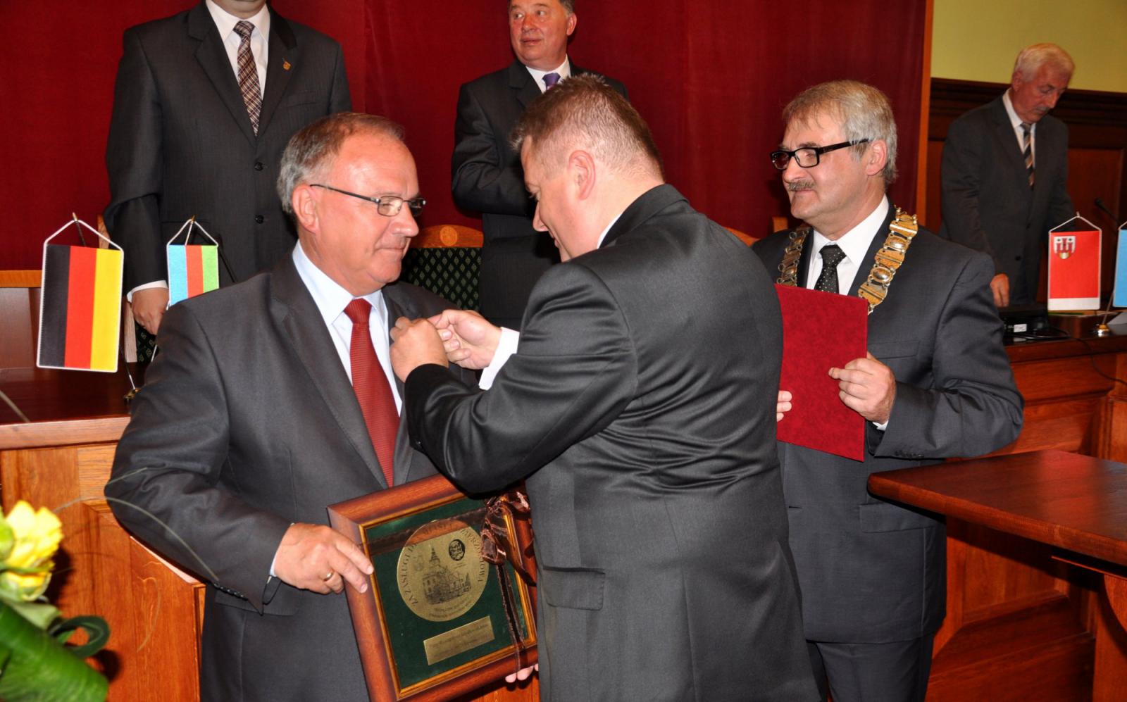 Wręczenie medalu za zasługi Ryszardowi Szydłowskiemu