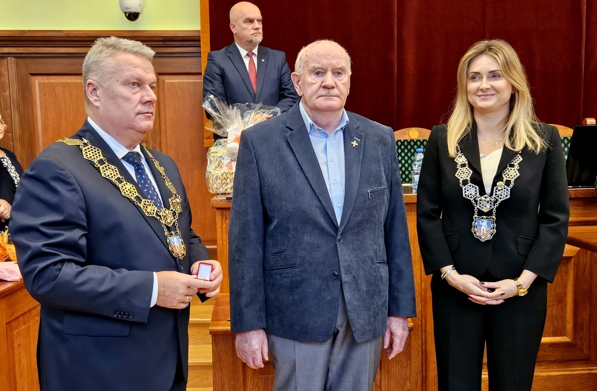 Kazimierz Janeczko odbiera tytuł Zasłużony dla Dzierżoniowa, obok burmistrz i przewodnicząca rady miejskiej 