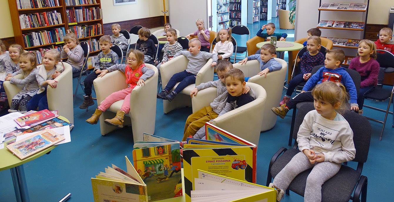 Zdjęcie dzieci słuchających opowieści w bibliotece