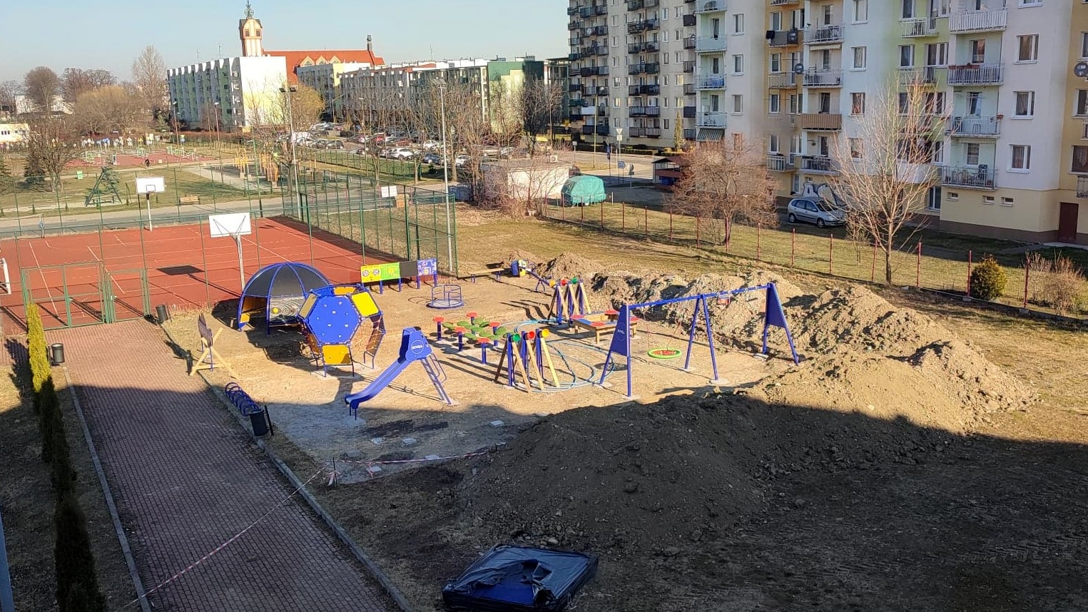 Widok z góry na plac zabaw w trakcie budowy
