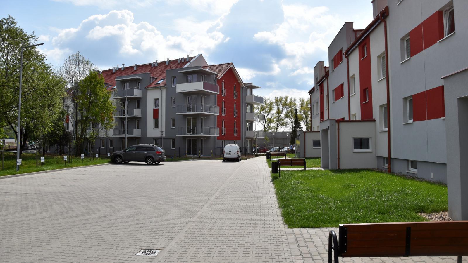 Dwa budynki mieszkalne z parkingiem pomiędzy