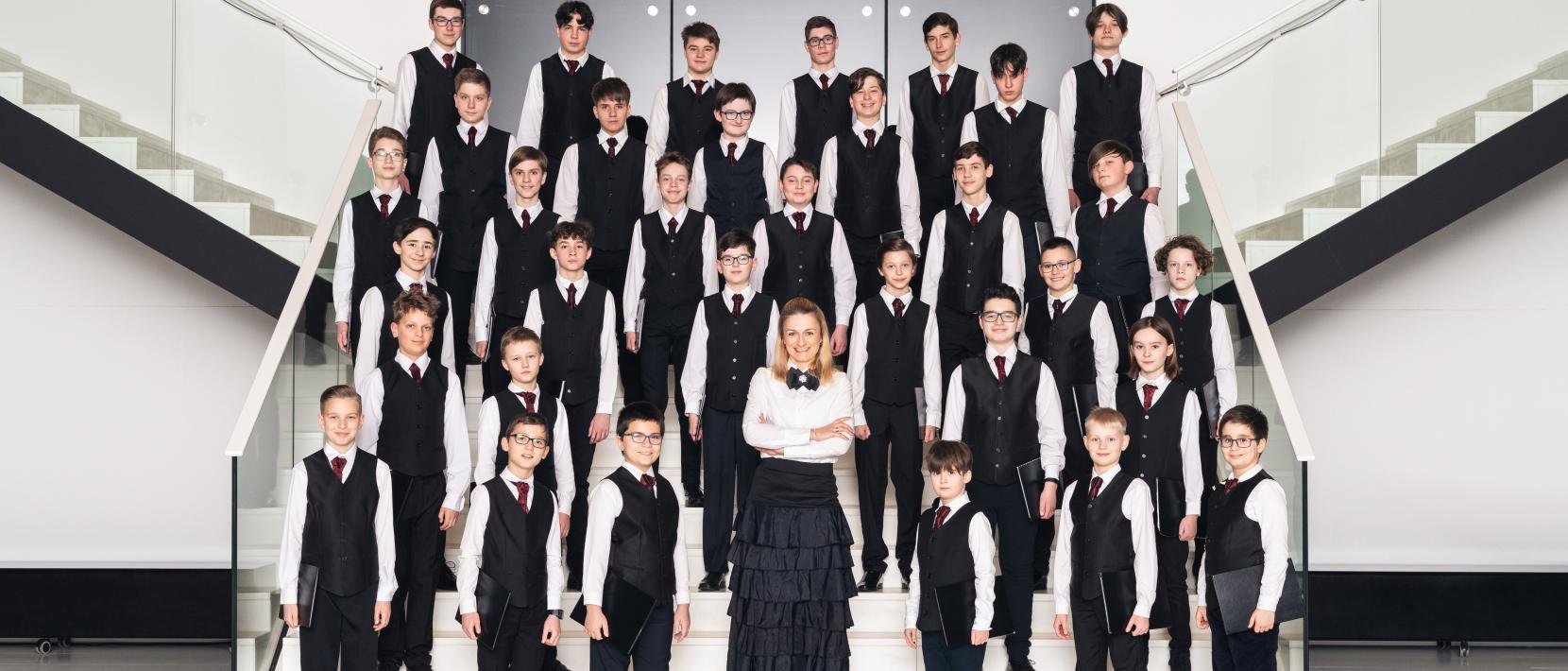 Członkowie churu na wspólnym zdjęciu na schodach