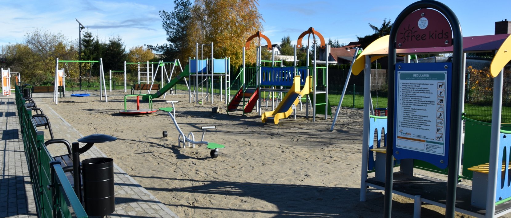 Plac zabaw przy ul. Wesołej, piaszczyste podłoże i urządzenia do zabawy