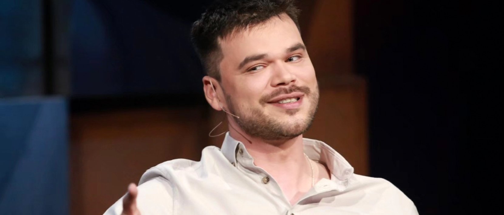 Daniel Midas siedzący na sofie podczas wywiadu. Fot: Daniel Midas Facebook