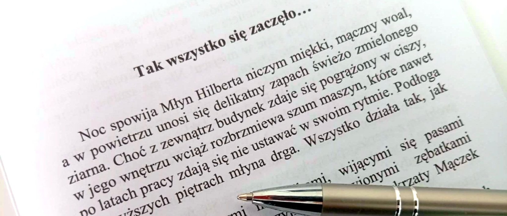 Fragment kartki z wydrukowaną opowieścią, na górze tytuł "Tak wszystko się zacdzęło...""