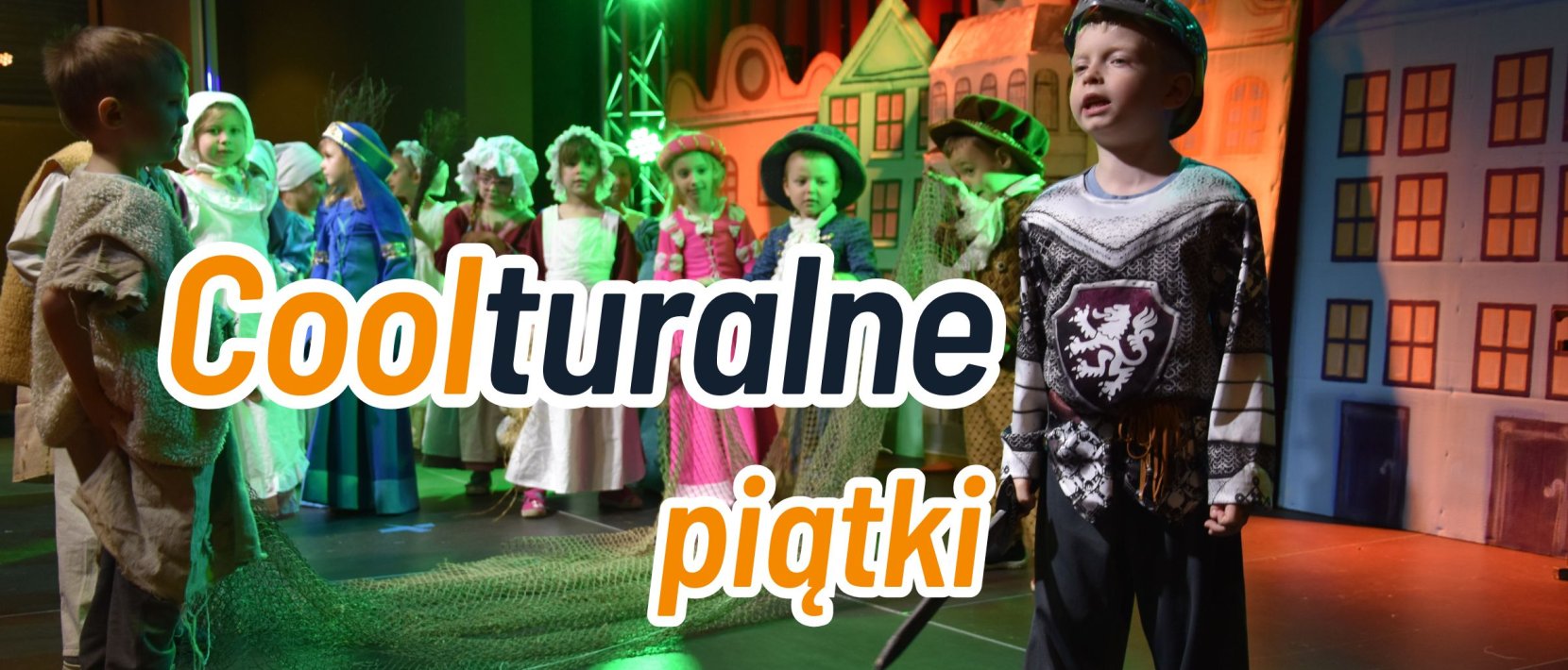 Przedszkolaki ubrane w średniowieczne stroje na scenie i napis coolturalne piątki