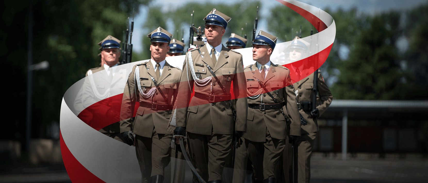 Kilku żołnierzy w mundurach, na zdjęcie naniesiona biało-czerwona wstęga